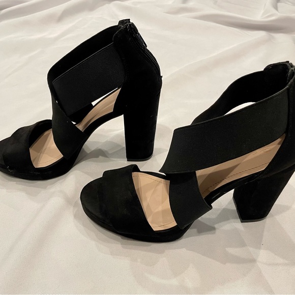 Black strappy chunky heels size 7 with elastic ankle - Picture 2 of 3
